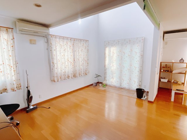 【中古戸建】高崎市上大島町の居間・リビング|■リビング｜落ち着きのある表情を見せるリビングダイニング。太陽の光がたっぷり差し込むリビングは、自然とご家族が集まる居心地の良い空間です。