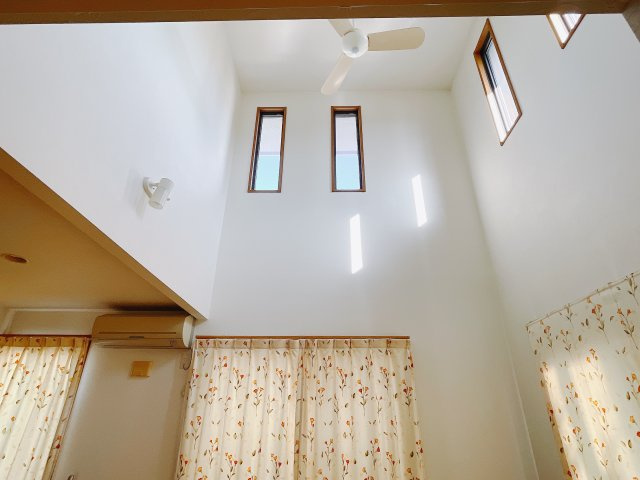 【中古戸建】高崎市上大島町の居間・リビング|■リビング｜リビングは吹抜になっています☆開放的な空間です♪