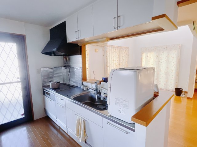 【中古戸建】高崎市上大島町のキッチン|■キッチン｜作業がはかどる広々カウンタースペース。会話がはずむ「オープンキッチン」なので家族とのコミュニケーションも活発になります。