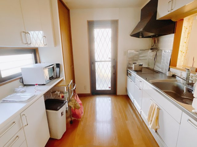 【中古戸建】高崎市上大島町のキッチン|■キッチン｜ワークトップの幅が広く、お子様といっしょにお料理をつくったり、ちょっとしたパーティーも楽しめます。フラットなのでお掃除がしやすいのもポイントです♪