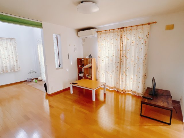 【中古戸建】高崎市上大島町の居間・リビング|■リビング｜時の流れと共に陽射しは装いを変え空間に新たな彩りを与えます。一日中家に居ても飽きることなく過ごすことができる素敵な空間です♪