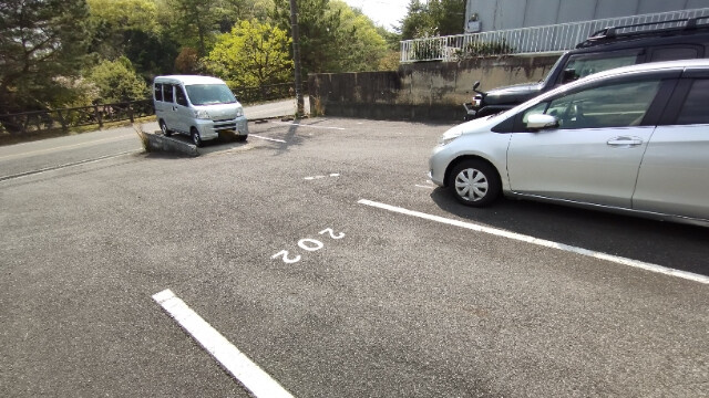 グローリアス竜美ヶ丘の駐車場
