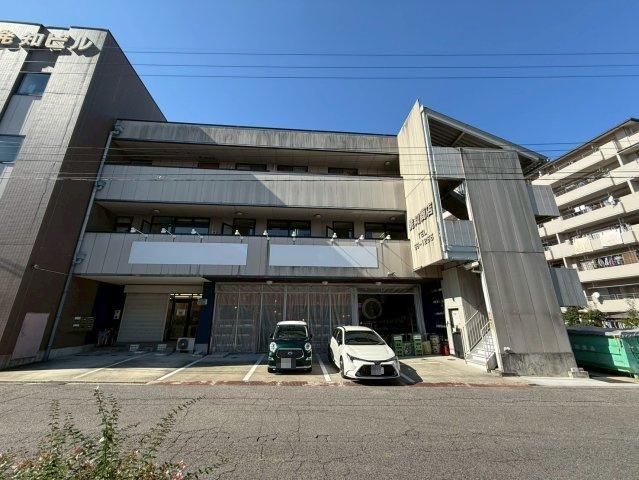 発知ビルの外観