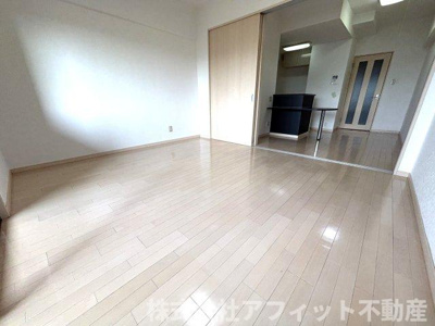 【居間・リビング】 | フラットリア春日 | 洋室8.3帖