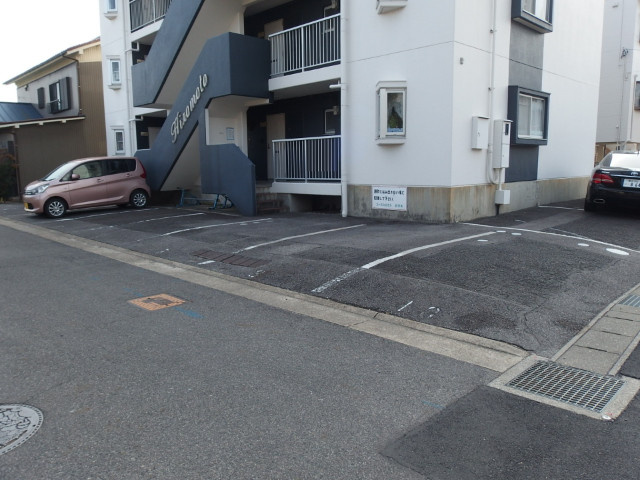 コーポヒロモトの駐車場