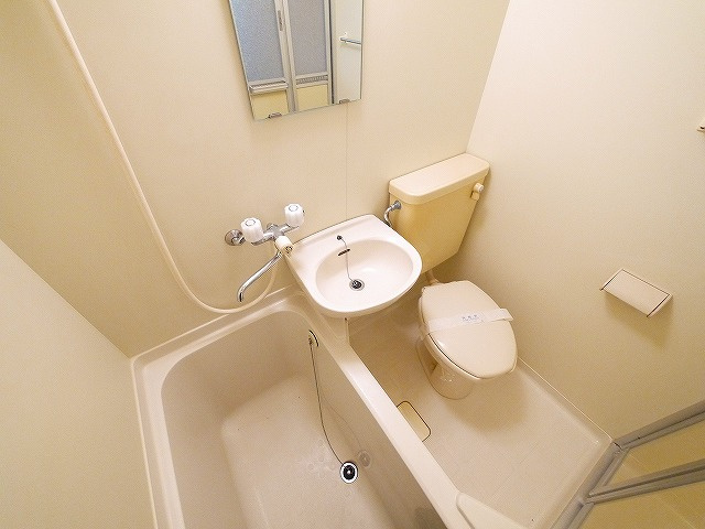 シティパレス西大寺北町Ｐ１の洗面所|明るい洗面所です