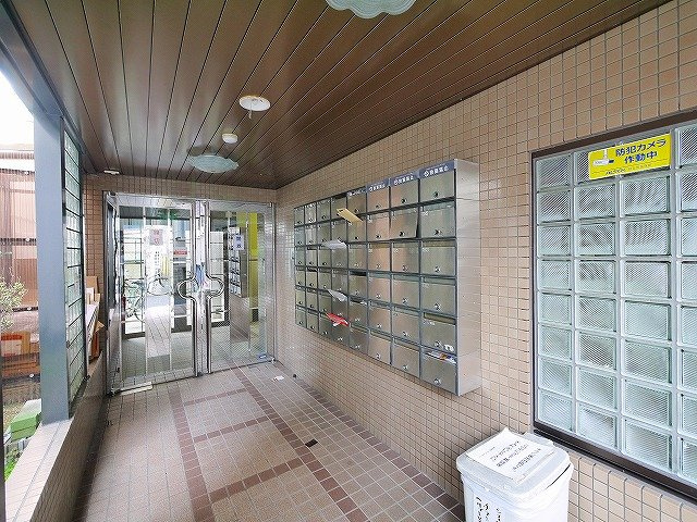 シティパレス西大寺北町Ｐ１のエントランス|ゆとりのあるエントランスです