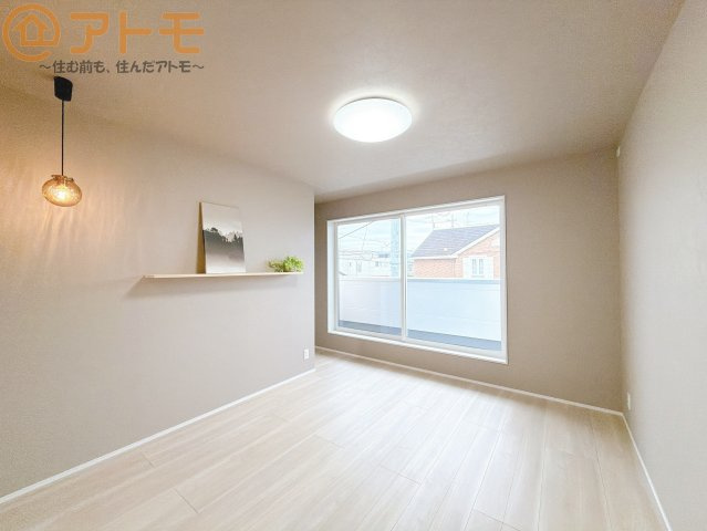 【寝室】 | 駿河区池田　戸建　全1棟 | バルコニーに面したお部屋なので、布団などの大きなものも楽々干せます♪