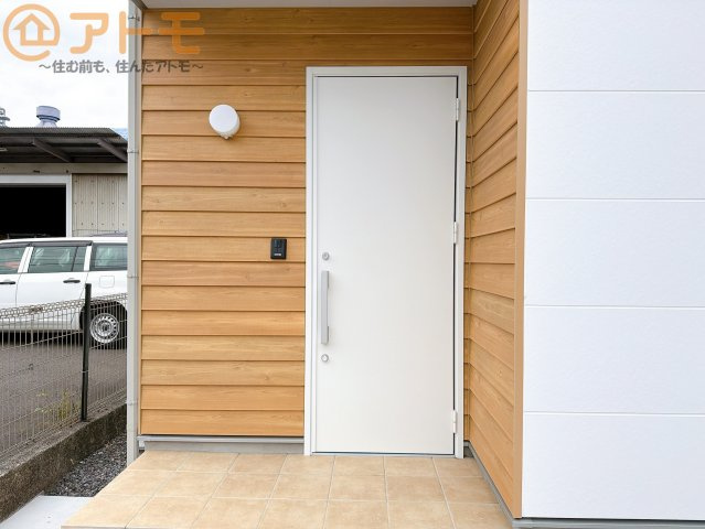 【玄関】 | 駿河区池田　戸建　全1棟 | 落ち着いた色合いの玄関はダブルロックで防犯性に優れた仕様になっています♪
