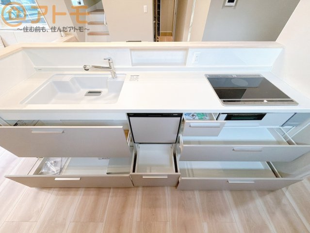 【キッチン】 | 駿河区池田　戸建　全1棟 | 大容量システムキッチン♪お料理スペースやシンク広々！毎日の家事をしっかりサポート♪