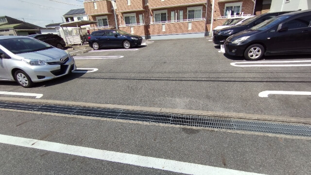 ハピネス優の駐車場