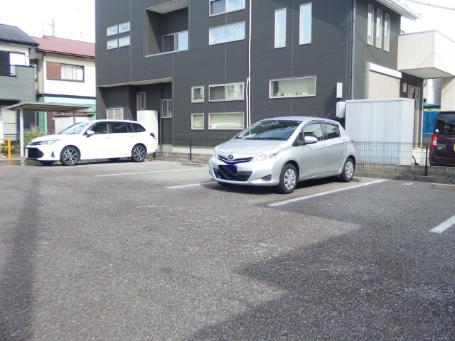 ジュネス　ヴィラージュの駐車場