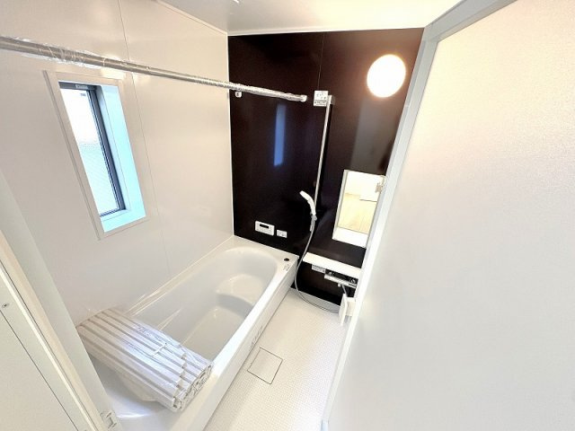 【浴室】 | 新座市あたご3丁目　新築一戸建住宅　全1棟　(保谷店) | 1日の疲れを癒す広々としたバスルーム。浴室乾燥機が備わり、天候を気にせず洗濯物を干すことが可能です。