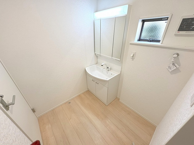 【独立洗面台】 | 新座市あたご3丁目　新築一戸建住宅　全1棟　(保谷店) | 洗面台には大きく見やすい三面鏡が付いているので、身支度がスムーズに行えます。