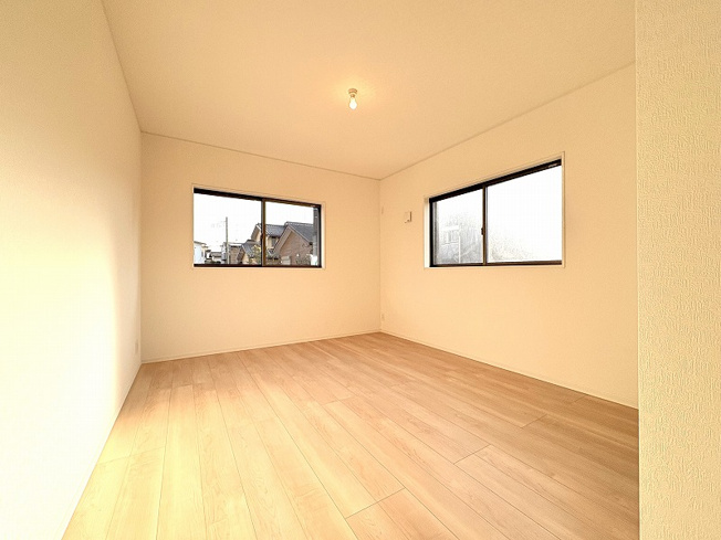 【寝室】 | 新座市あたご3丁目　新築一戸建住宅　全1棟　(保谷店) | 7.7帖/明るい色味のフローリングで開放感のあるお部屋。