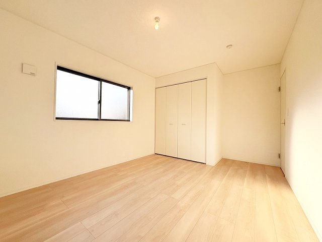 【寝室】 | 新座市あたご3丁目　新築一戸建住宅　全1棟　(保谷店) | 7.7帖/2面採光につき暖かな陽射しが差し込みます。