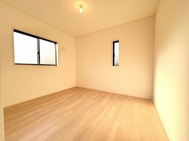 【洋室】 | 新座市あたご3丁目　新築一戸建住宅　全1棟　(保谷店) | 6.0帖/さまざまな家具を取り入れやすいナチュラルな内装。