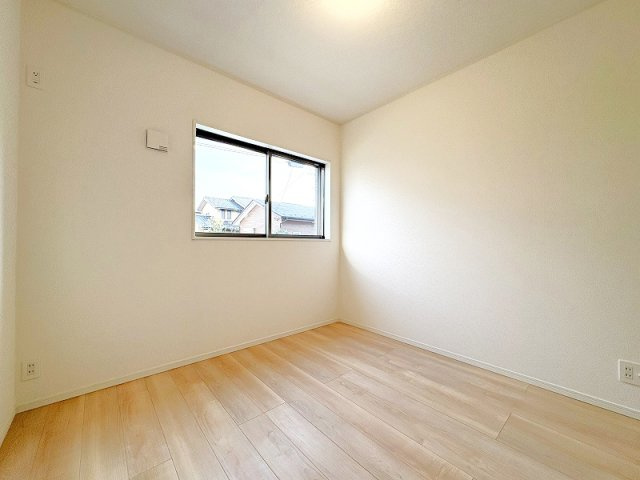 【子供部屋】 | 新座市あたご3丁目　新築一戸建住宅　全1棟　(保谷店) | 5.2帖/充分な広さと収納機能を備えたお部屋。