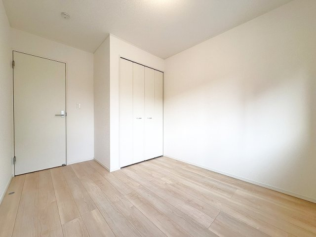 【子供部屋】 | 新座市あたご3丁目　新築一戸建住宅　全1棟　(保谷店) | 5.2帖/成長と共に増えていくお子様の物もスッキリと収納しやすいです。