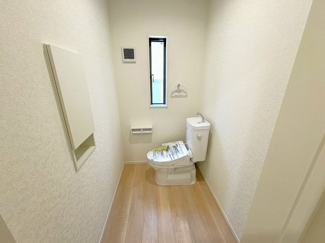 【トイレ】 | 新座市あたご3丁目　新築一戸建住宅　全1棟　(保谷店) | 温水洗浄機能付、清潔感のあるトイレ。埋め込み収納があり生活感の出にくいスッキリとした空間です。