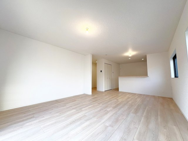 【居間・リビング】 | 新座市あたご3丁目　新築一戸建住宅　全1棟　(保谷店) | 落ち着いた色味のクロスとフローリングでほっと一息つける空間。