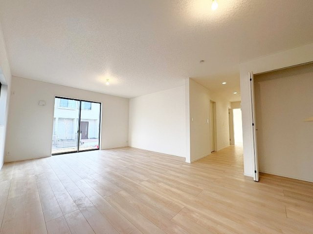【居間・リビング】 | 新座市あたご3丁目　新築一戸建住宅　全1棟　(保谷店) | 2面採光のため陽当り・通風良く開放感のあるリビングです。