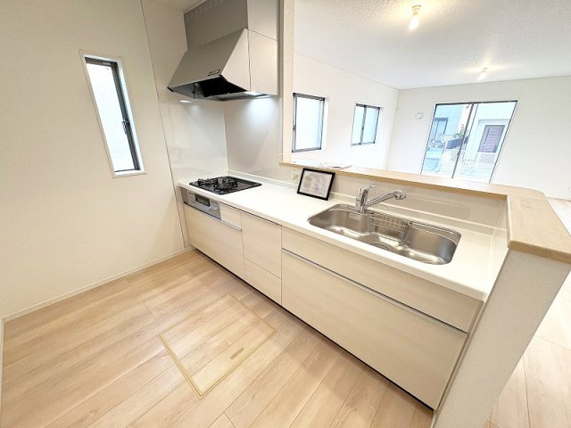 【キッチン】 | 新座市あたご3丁目　新築一戸建住宅　全1棟　(保谷店) | 足元にはストック収納に便利な床下スペース付き。