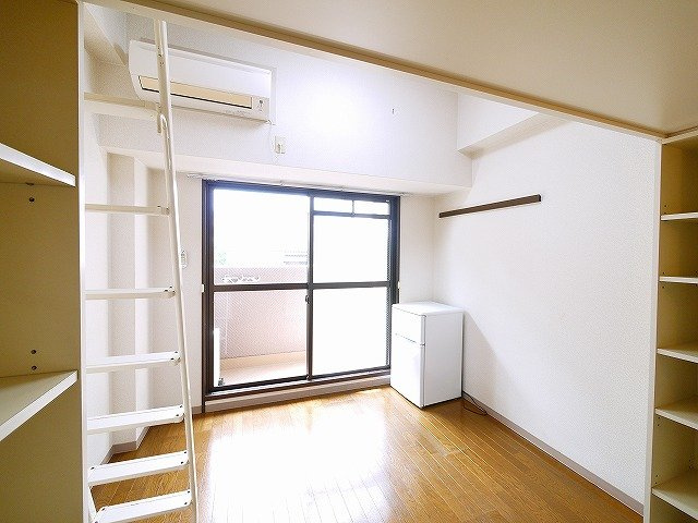 シティパレス西大寺北町Ｐ１の洋室|個人の部屋や寝室として使える洋室です