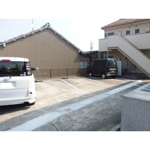 マーブル山本の駐車場