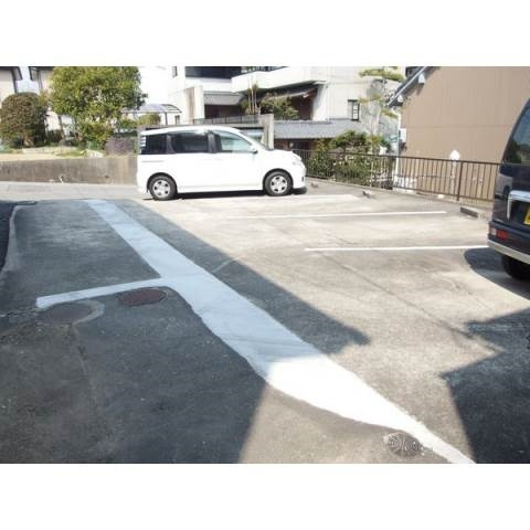 マーブル山本の駐車場