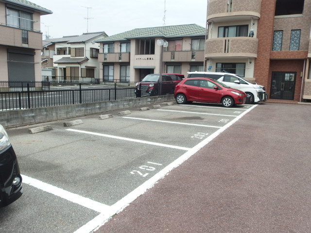 ドミールＴＦの駐車場