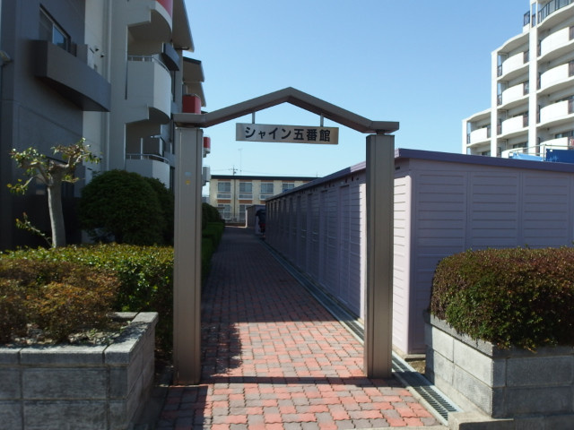 シャイン五番館のエントランス