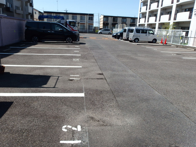 シャイン五番館の駐車場
