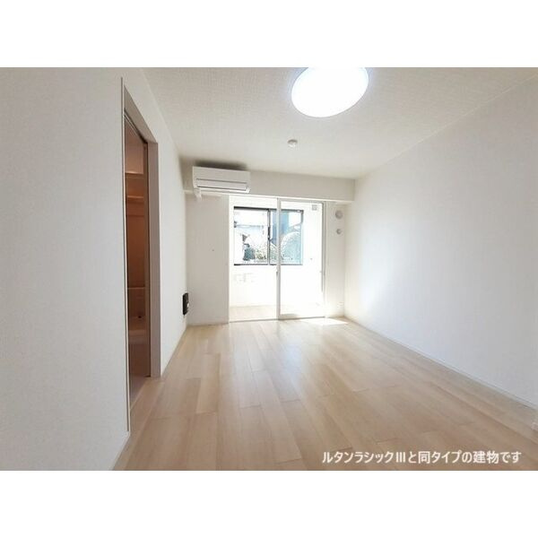 ヒカルサ岡崎日名西町の居間・リビング