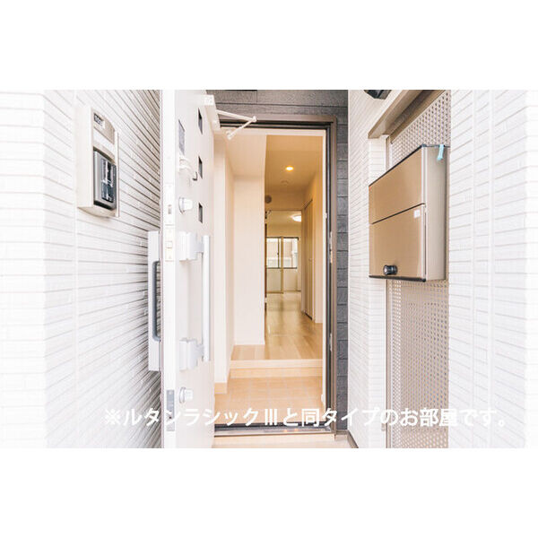 ヒカルサ岡崎日名西町の玄関