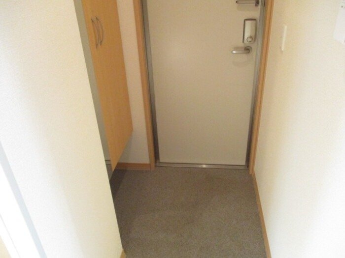 ハイツ岡崎柱　南棟の玄関