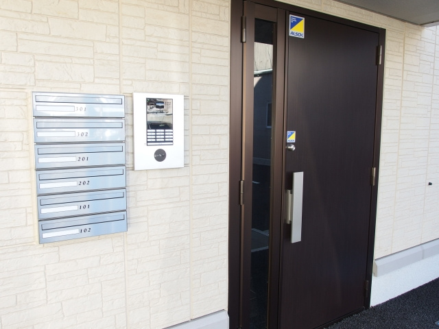 ハイツ岡崎柱　南棟のエントランス