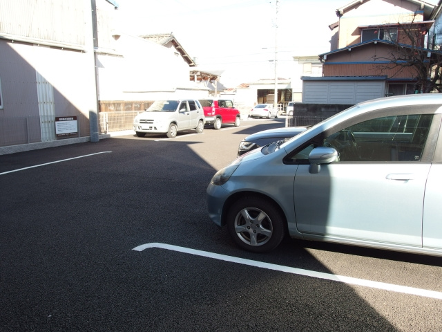 ハイツ岡崎柱　南棟の駐車場