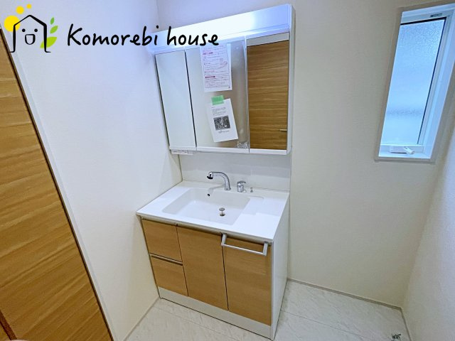 桶川市坂田　10期　新築一戸建て　ブルーミングガーデン　01の独立洗面台|10/31　撮影