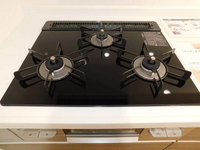 名古屋市熱田区花表町の中古マンションのキッチン|◇３口コンロ◇　　ガラストップコンロ新品交換　（２０２５年９月リフォーム済）