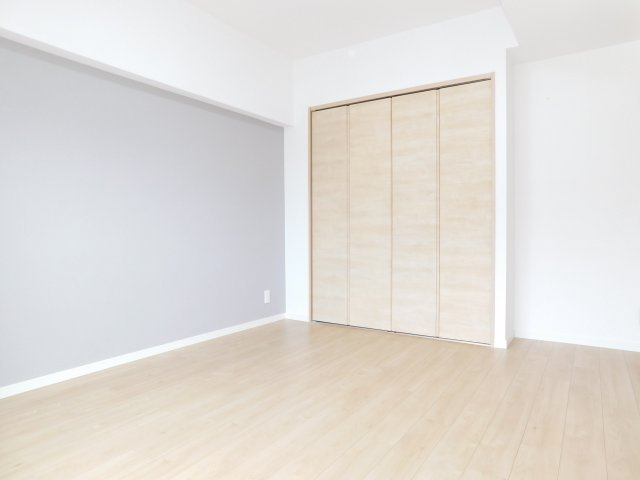 名古屋市熱田区花表町の中古マンションの洋室|◇洋室◇　　明るい洋室約７．０帖　収納完備♪　バルコニー付き！　（２０２５年９月リフォーム済）