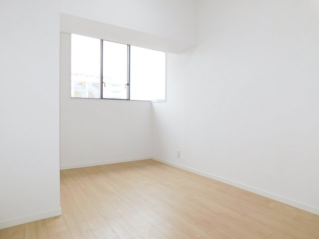 名古屋市熱田区花表町の中古マンションの洋室|◇洋室◇　　明るい洋室約５．２帖　（２０２５年９月リフォーム済）