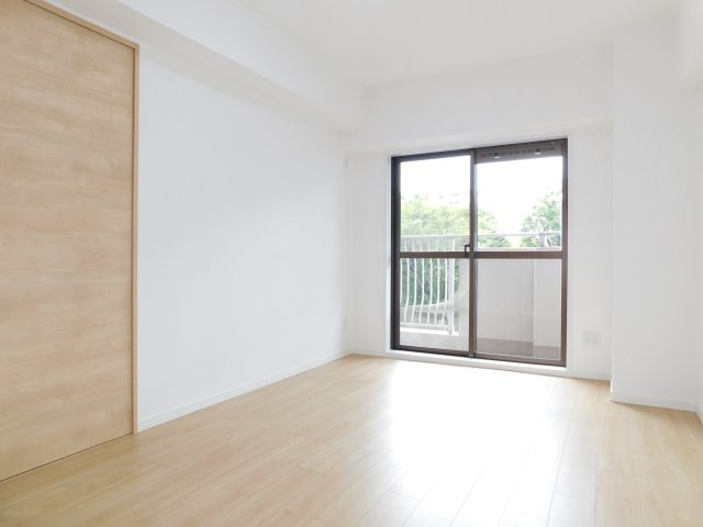 名古屋市熱田区花表町の中古マンションの洋室|◇洋室◇　　南面で明るい洋室約６．０帖　収納完備♪　バルコニー付き！　（２０２５年９月リフォーム済）