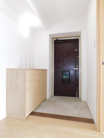 名古屋市熱田区花表町の中古マンションの玄関|◇玄関◇　　収納完備で玄関がスッキリと片付きます♪