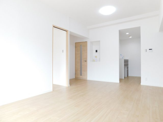 名古屋市熱田区花表町の中古マンションの居間・リビング|◇リビング◇　　南面で明るいリビング約１４．５帖　大切なペットと暮らせるマンションです♪　（２０２５年９月リフォーム済）