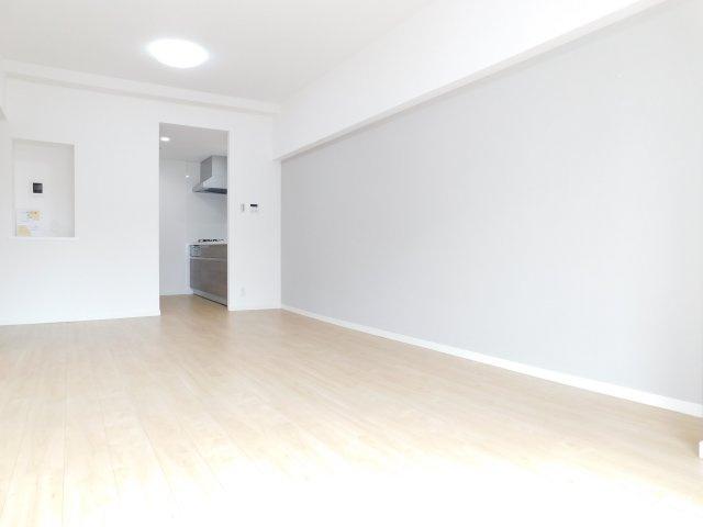 名古屋市熱田区花表町の中古マンションの居間・リビング|◇リビング◇　　南面で明るいリビング約１４．５帖　アクセントクロスに合わせたインテリアを楽しむことができます♪　（２０２５年９月リフォーム済）