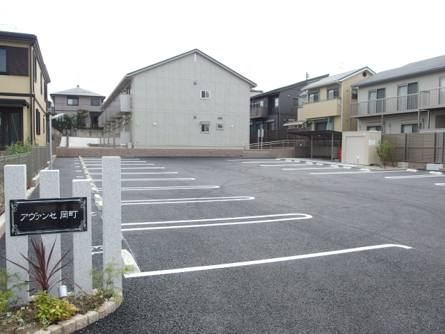 アヴァンセ岡町の駐車場