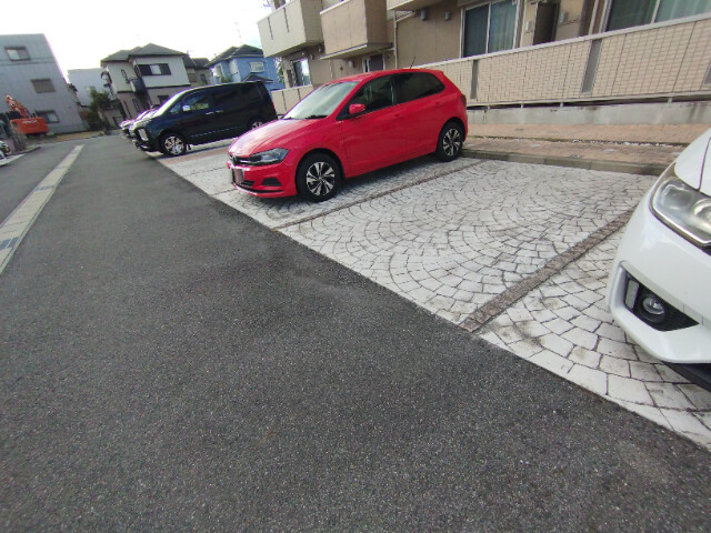 ブロッサムA棟の駐車場