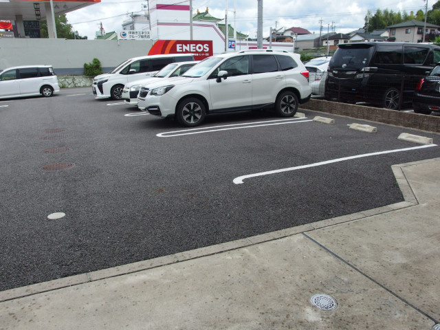 メゾン榎田の駐車場