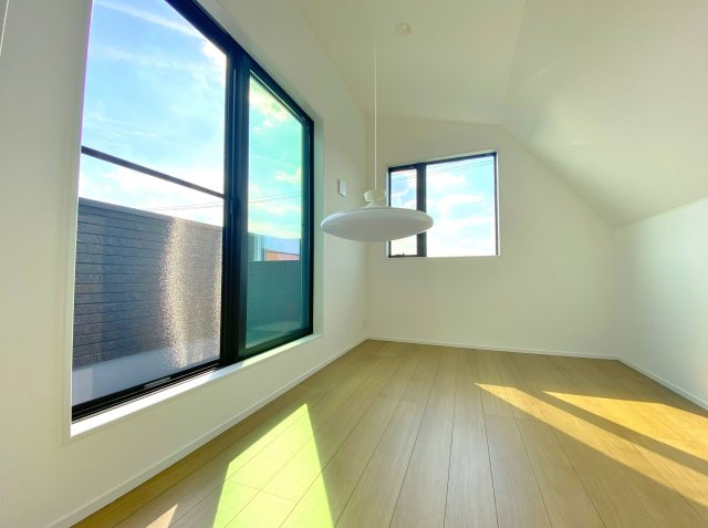 練馬区平和台4丁目 限定1棟のその他|―施工例写真―
広々とした洗面スペース
収納豊富な洗面化粧台
毎日使う場所だからこそ清潔感があり明るく使い勝手の良い仕上がりとなります